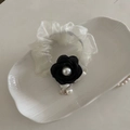 Coletero retro francés de organza blanca con camelia negra y detalles de perlas elegantes - Coletero Malla Blanca Flor Negra
