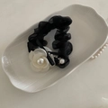 Detalle de coletero de organza negra con flor de camelia blanca y adornos de perla - Coletero Malla Negra Flor Blanca