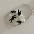 Coletero de organza estilo francés en beige con detalles de pequeñas rosas de cinta negra - Lazo para el Cabello de Malla Blanca