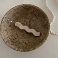 Französische gewellte Acetat-Haarklammer in Beige mit goldener Schrift in Steinschale - Weiß Wellig Mit Buchstaben