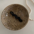 Französische Haarspange aus schwarzem Acetat in Wellenform mit Goldlogo - Schwarz Wellig Mit Buchstaben