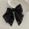Gros plan du nœud en satin noir avec motif jacquard et perles blanches suspendues - Pince à Cheveux avec Noeud à Plusieurs Couches / Noir