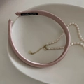 Elegante cerchietto in raso rosa con etichetta fatta a mano su un piatto di ceramica - Cerchietto Rosa Lucido