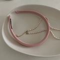 Cerchietto rosa in tessuto con etichetta e collana di perle bianche in piatto ceramico - Set Cerchietto Rosa e Collana di Perle