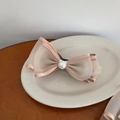 Elegante fermaglio per capelli con fiocco in organza e perla su un piatto di ceramica - Rosa Beige Con Perla Rotonda