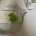 Pinza para el cabello verde claro mate en bandeja decorativa para un estilo elegante - Pinza Redonda Verde Hierba