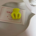 Vue détaillée de la pince à cheveux jaune fluo mate sur plateau en céramique décoré - Pince Ronde Jaune