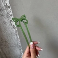 Französische Vintage-Haarnadel aus grünem Harz mit Schmetterlings-Design in U-Form - Transparentes Grün