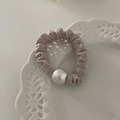 Chouchou élégant en satin lavande avec grande perle décorative dans un plateau en céramique - Blanc Cassé