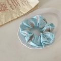 Elastico per capelli stile francese con ricamo floreale in un piatto di porcellana - Blu