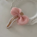 Elegante pinza per capelli con fiocco rosa e doppia fila di perle su base marrone - Rosa