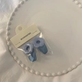 Set di due fermagli per capelli a fiori in resina opaca blu chiaro su vassoio in ceramica - Blu