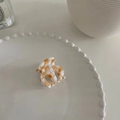 Detalle de pequeña pinza de pelo de acetato con patrón de cuadros crema y ámbar elegante - Estilo Cuadros / Naranja Blanco
