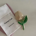 Pinza per capelli a forma di tulipano in smalto bianco crema e verde su sfondo neutro - Tulipano / Bianco