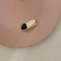 Dettaglio di un fermaglio per capelli a cuore nero su base bianca a becco d'anatra rosa - Fermagli per capelli a becco d'anatra / 1# Cuore Nero Becco d'Anatra Bianco