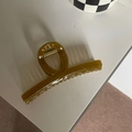 Pinza de pelo grande marrón ámbar efecto gelatina con acabado brillante estilo coreano - Cruz Verde Mostaza