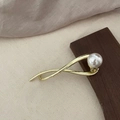 Eleganter Haarklammer aus Goldmetall mit verschlungenem Design und großer Perle - Gold