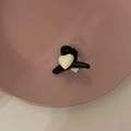Dettaglio di mini molletta nera con cuore bianco in un vassoio decorativo rosa - Pinza per capelli / 3# Cuore Bianco Molla per Capelli Nera
