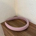 Dettaglio cerchietto largo rosa chiaro con tessuto a costine e cuciture interne - Righe Viola Lucide
