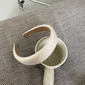 Détail d'un serre-tête en satin blanc cassé rembourré avec doublure antidérapante brune - Blanc pur