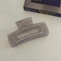 Détail macro de la pince à cheveux rectangulaire en acétate avec des strass étincelants - 6# Grande Pince Évidée Strass Gris Blanc