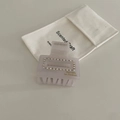 Dettaglio della pinza per capelli quadrata in acetato con strass e sacchetto - Pinza quadrata / Bianco Argento Piccolo Quadrato
