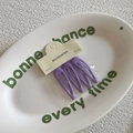 Juego de cuatro pinzas de gota moradas mates en un plato con tarjeta de accesorios - Púrpura