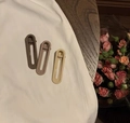 Detailopname van drie matte haarklemmen in Morandi-kleuren op een katoenen ondergrond - 4# Koffie 3-Delige Set / koffiekleur