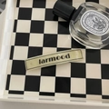 Dettaglio di un fermaglio per capelli vintage in acetato giallo con scritta nera - Bianco Con Lettere Nere