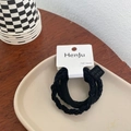 Nahaufnahme von schwarzen elastischen Haarbändern mit gewebter Textur und Handmade-Etikett - 7# Schwarzer Zopf