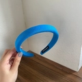 Dettaglio del cerchietto imbottito in tessuto blu acceso con etichetta fatta a mano - Blu