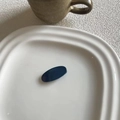 Detalle de una pinza para el pelo ovalada azul oscuro brillante en un plato de cerámica - Azul Oscuro (4#)