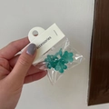Detail von grünen Blumen-Haarklammern in Einzelhandelsverpackung mit Hängekarte - 3# Grün