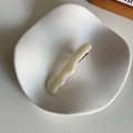 Fermaglio per capelli minimalista crema in resina su vassoio in ceramica bianca e ombra morbida - Bianco Crema Ondulato