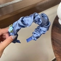 Serre-tête en satin bleu plissé orné d'une rose délicate en tissu bleu clair et feuilles - Fleur Plissée Largeur 2cm (2# Bleu Marine Fleur Plissée-2CM) / Bleu foncé