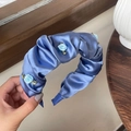 Detailansicht des hellblauen Satin-Haarreifs mit Stoffrose und goldenen Blättern verziert - 4cm Breite Geraffte Blume (4# Marineblau Geraffte Blume-4CM) / Dunkelblau