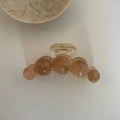 Elegante pinza per capelli con perle ambrate marmorizzate e finitura in resina trasparente - Ambra Trasparente