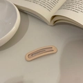 Primer plano de una pinza para el pelo BB beige mate Morandi en un fondo minimalista - Beige