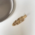 Makroansicht der braun-weiß bernsteinfarbenen Harz-Haarklammer mit goldenem Metallclip - 1# Kaffee Textur