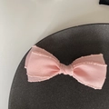Vue détaillée du nœud rose multicouche en ruban gros-grain avec texture côtelée - Grand Nœud / Rose