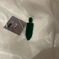 Dettaglio di un fermaglio per capelli opaco verde scuro su tessuto plissettato bianco - Clip a Becco d'Anatra a Onda / verde scuro