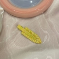 Barrette à cheveux verte en forme de feuille avec fini nacré sur tissu en soie rose - Jaune