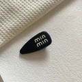 Detail shot of a black water-drop hair clip with min min lettering on a white background - Black With White Letters Style (3#黑色白字体)