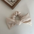 Elegante elastico per capelli beige con trama a nido d'ape e fiocco su fondo bianco - Bianco Sporco