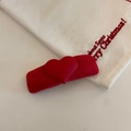 Detalle de una pinza para el pelo con corazón rojo mate sobre un fondo de tela blanca festiva - Clip BB Cuadrado Corazón Rojo (5#)