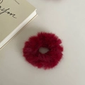 Elegante elastico per capelli in peluche rosso vino su scrivania color crema con un libro - Rosso (Materiale Peluche)