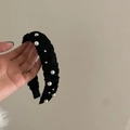 Elegante cerchietto in tessuto plissettato nero con delicate perle finte per donna - Perla Nera