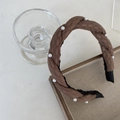 Cerchietto in velluto marrone intrecciato con perle bianche e trama in stile vintage - Caffè Scuro