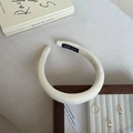 Detail of cream-colored padded headband with twill texture and handmade label - Cream