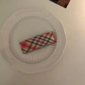 Dettaglio di un fermaglio per capelli a quadri rossi e verdi su piatto di ceramica - Rettangolo Grande (4#) / BB Clip a Righe Rosa e Verdi (4#)
